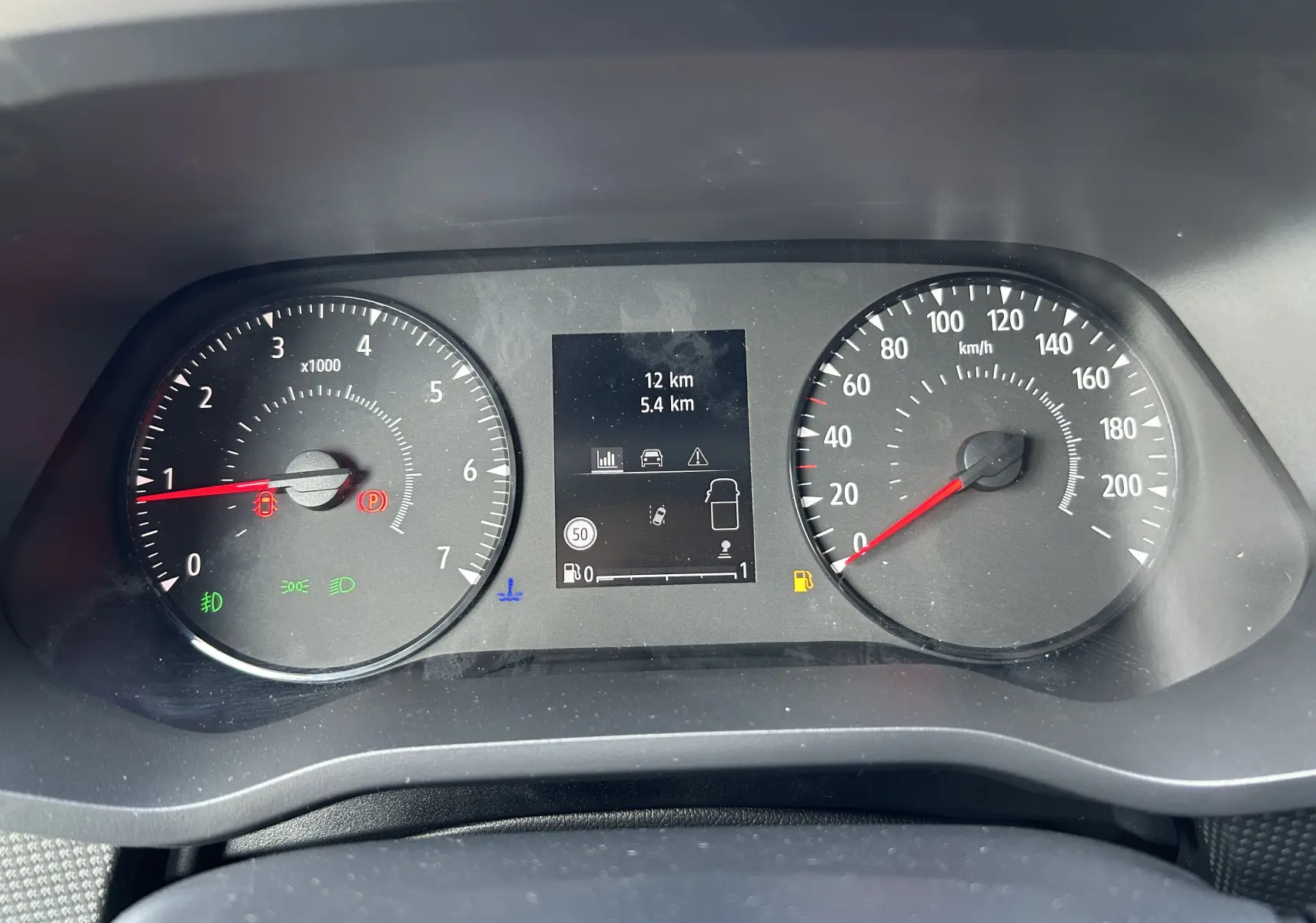 Tableau de bord du Renault Trafic cabine approfondie 2026, affichage numérique et compte-tours à aiguille.