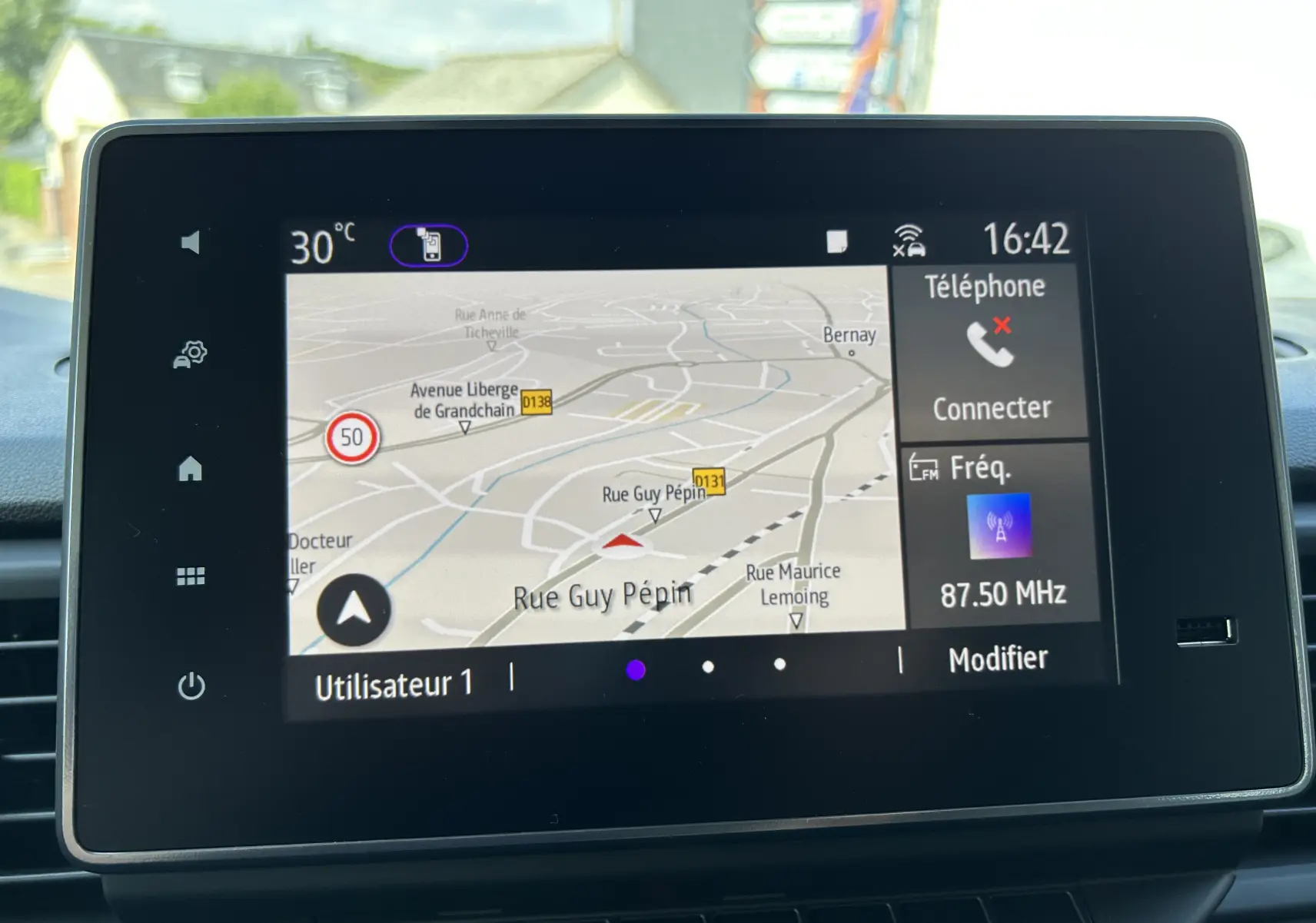 Écran tactile central du Renault Trafic blanc affichant la navigation GPS et les options téléphone et radio à 16h42.