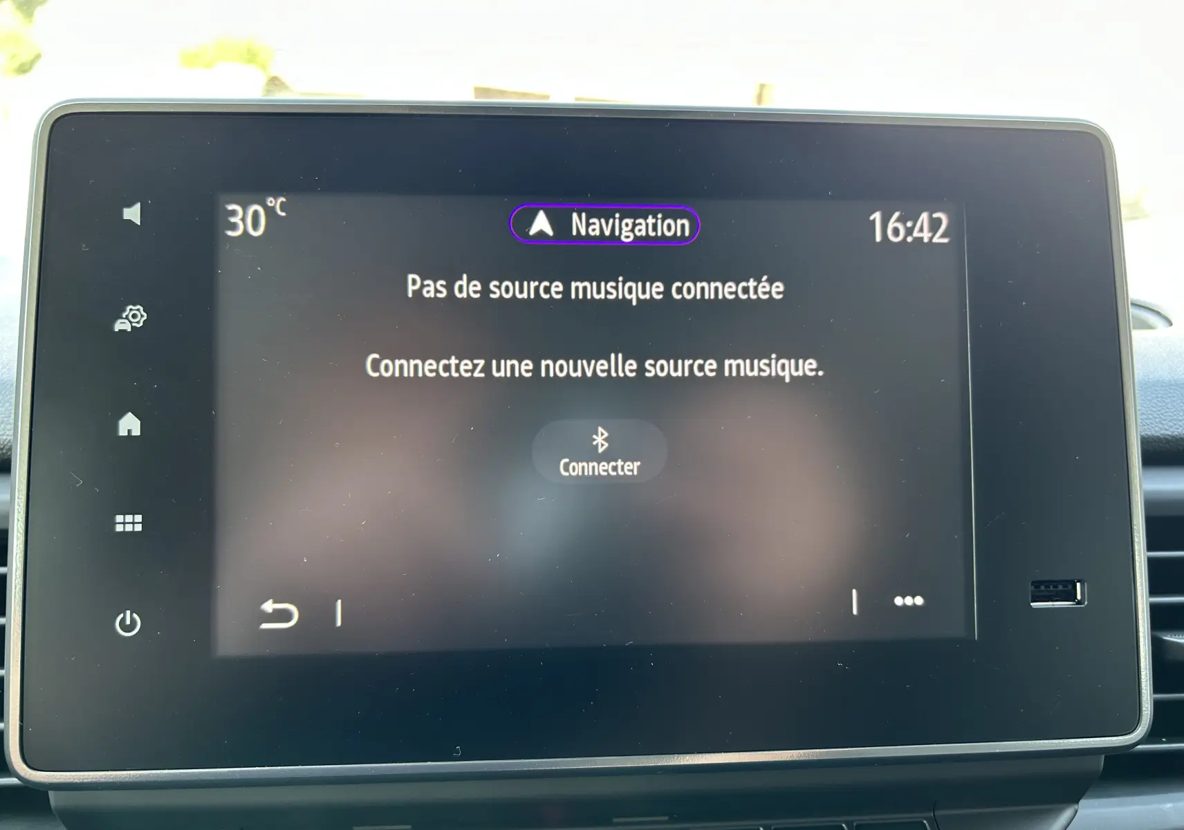 Écran tactile central du tableau de bord du Renault Trafic blanc, affichant le menu de navigation et connexion Bluetooth.