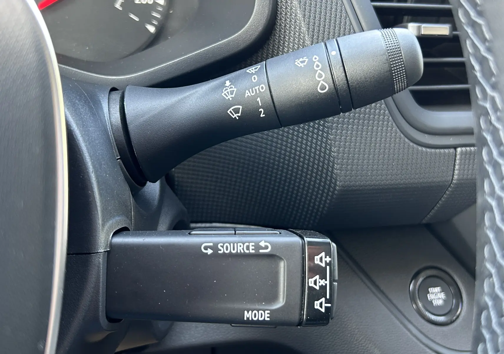 Gros plan sur la commande des essuie-glaces et du régulateur, intérieur noir du Renault Trafic cabine approfondie 2026.