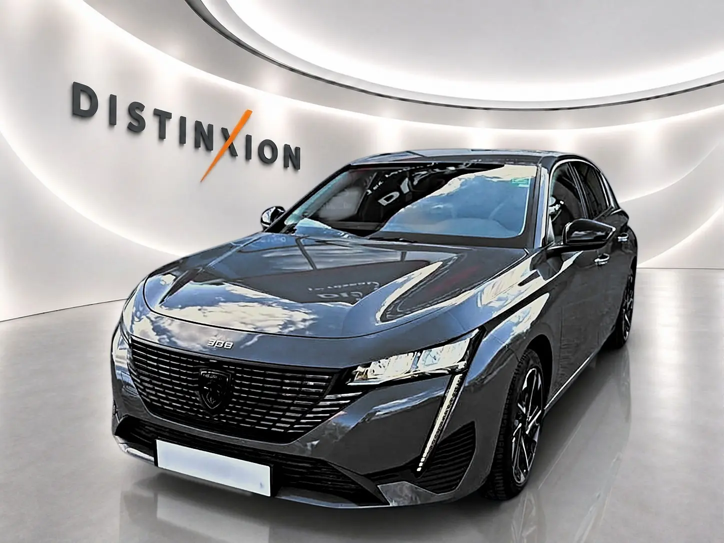 Peugeot 308 gris selenium vue 3/4 avant droit avec calandre noire et feux LED verticaux allumés.