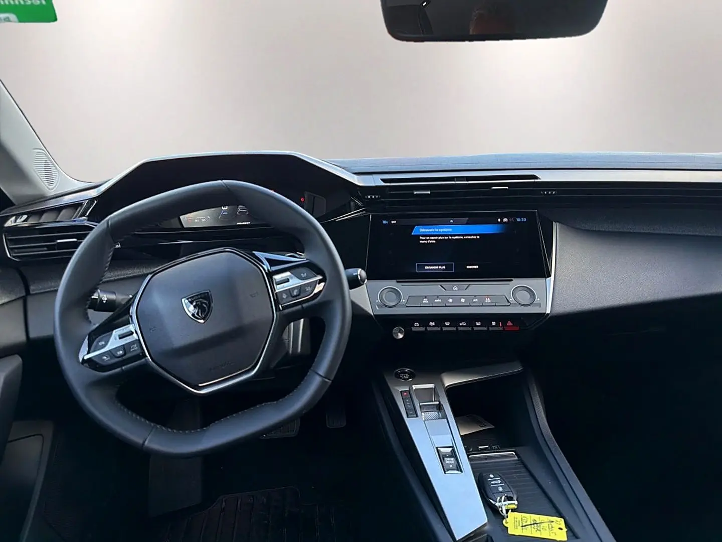 Intérieur de la Peugeot 308 1.5 BlueHDi 130 allure eat8, vue du poste de conduite avec volant multifonction et écran tactile.