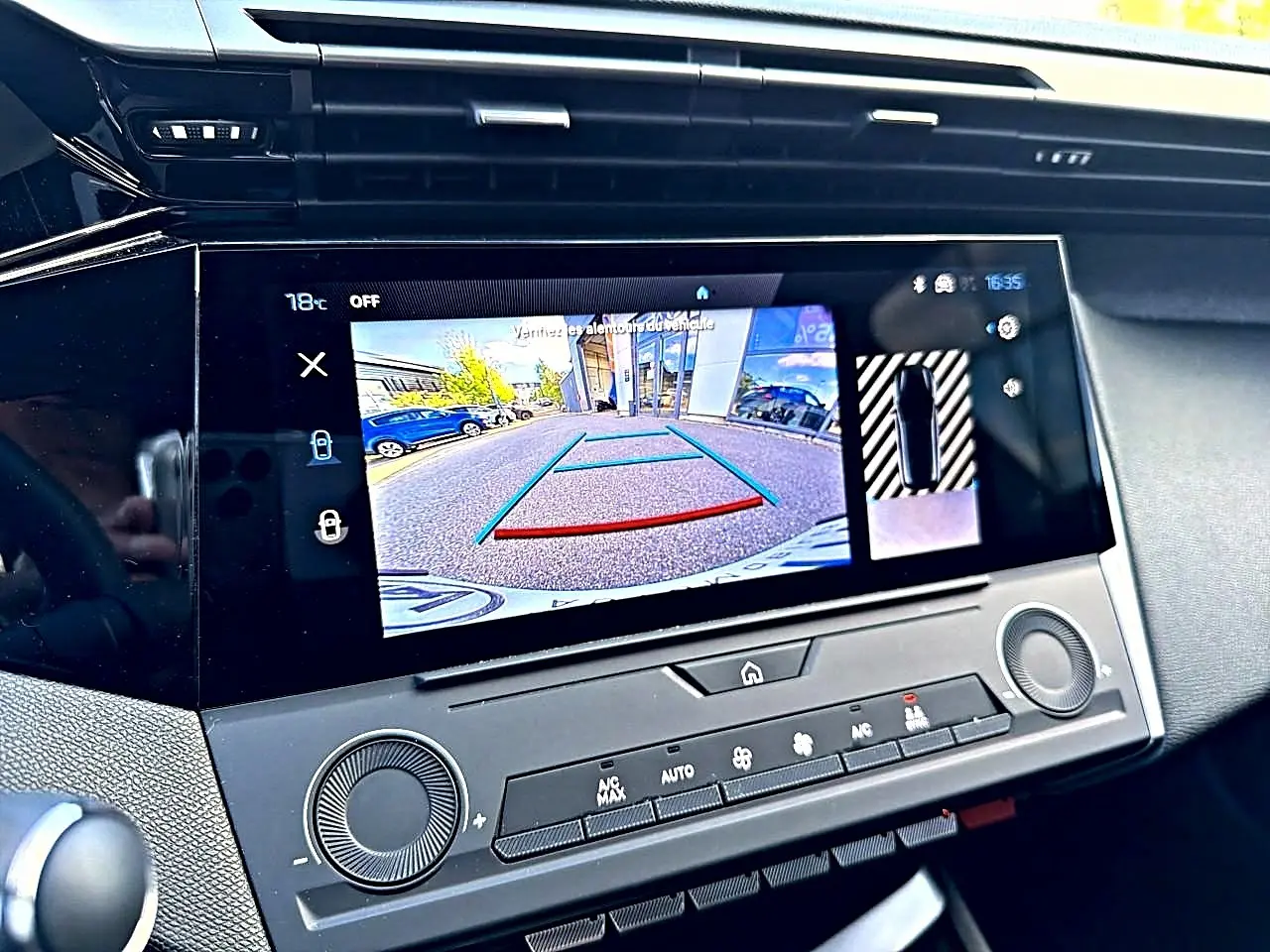 Écran tactile intérieur montrant la caméra de recul d'une Peugeot 308 gris selenium, tableau de bord moderne.