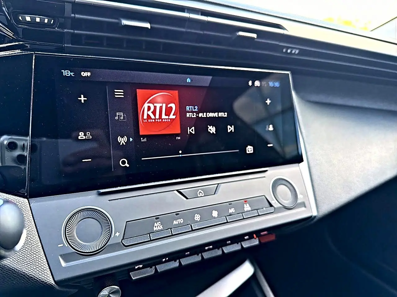 Vue rapprochée de l’écran tactile central et de la console de la Peugeot 308 2025, affichant la radio RTL2.