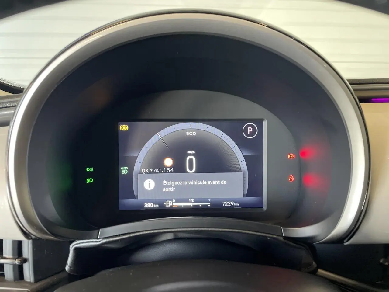 Affichage numérique du combiné d'instruments de la FIAT 600 beige métallisé, avec indication vitesse et alertes actives.