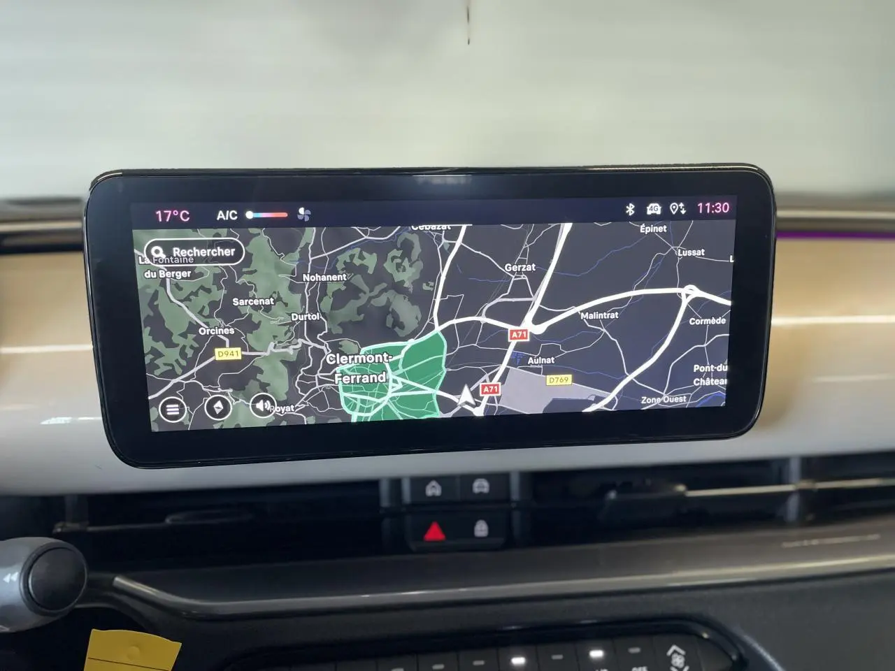 Écran tactile du système de navigation du tableau de bord beige métallisé de la FIAT 600 Hybrid 2025.