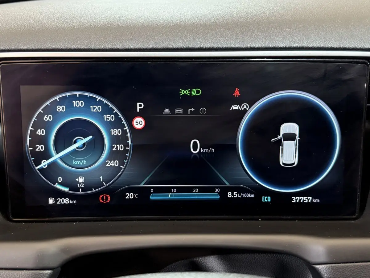 Affichage numérique du tableau de bord du Hyundai Tucson hybride 2021, vitesse à 0 km/h et indicateurs actifs.