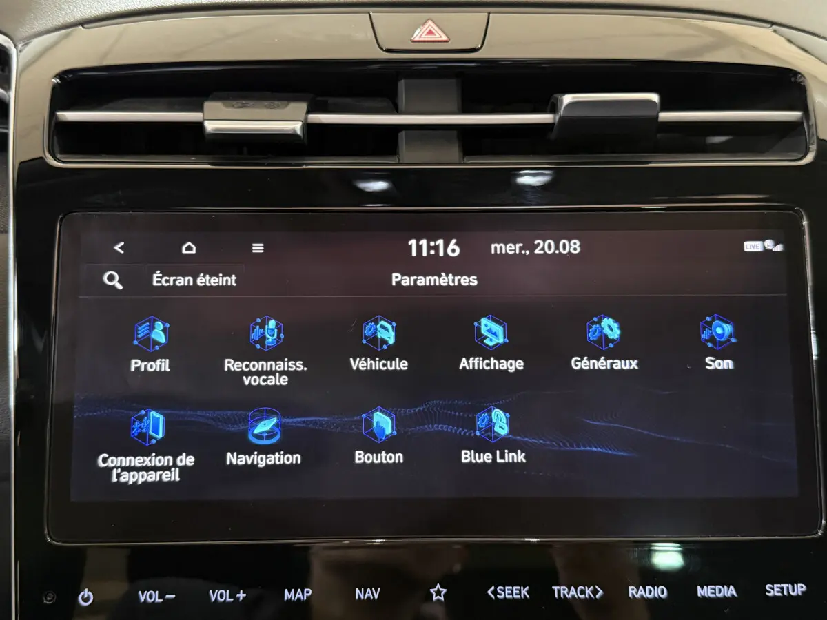 Écran tactile central du tableau de bord du Hyundai Tucson noir, affichant le menu des paramètres du véhicule.