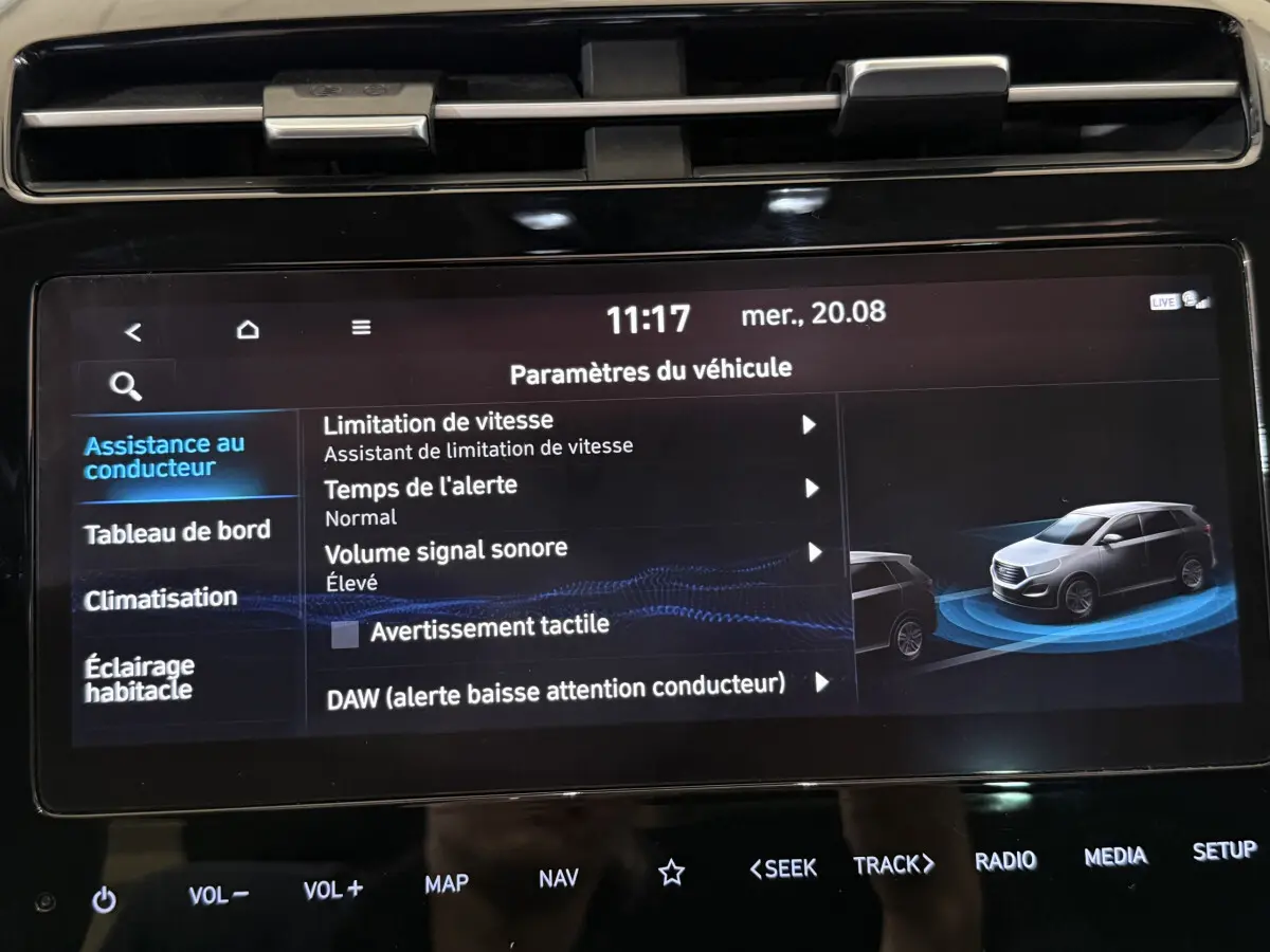 Écran tactile intérieur du Hyundai Tucson noir 2021 montrant les paramètres d'assistance au conducteur.