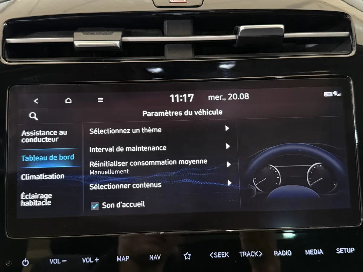 Écran tactile du tableau de bord du Hyundai Tucson noir 2021 affichant les paramètres du véhicule.