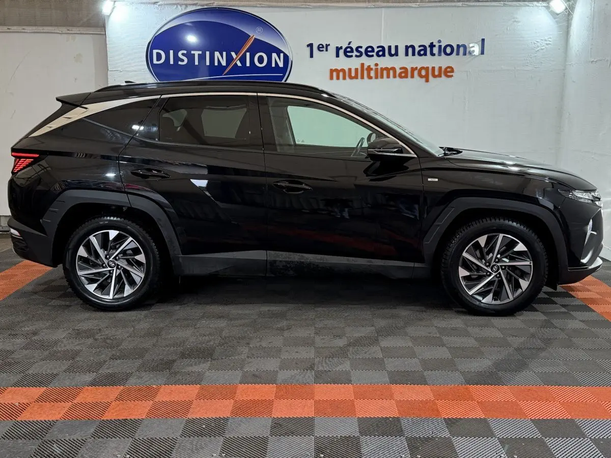 Profil côté gauche du Hyundai Tucson noir 2021, finition Creative, avec jantes alliage et vitres teintées.