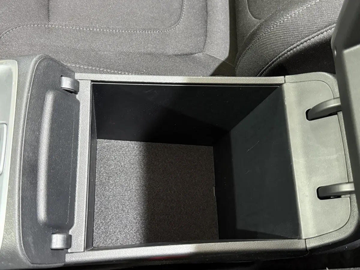 Vue plongeante sur le rangement central vide en tissu noir du Hyundai Tucson 2021, finition Creative hybride essence.