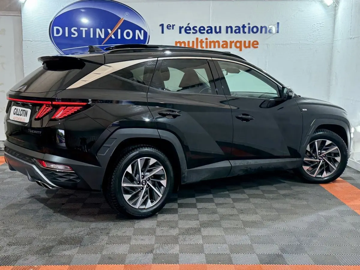 Hyundai Tucson noir vue de profil côté droit, avec feux arrière LED et jantes alliage modernes.