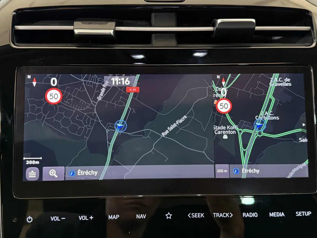Écran tactile central affichant la navigation GPS du Hyundai Tucson hybride noir, vue rapprochée du tableau de bord.