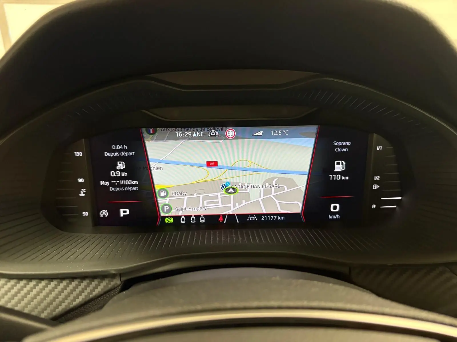 Vue rapprochée du tableau de bord numérique du Skoda Kamiq 2024 avec affichage de navigation et compteurs digitaux.