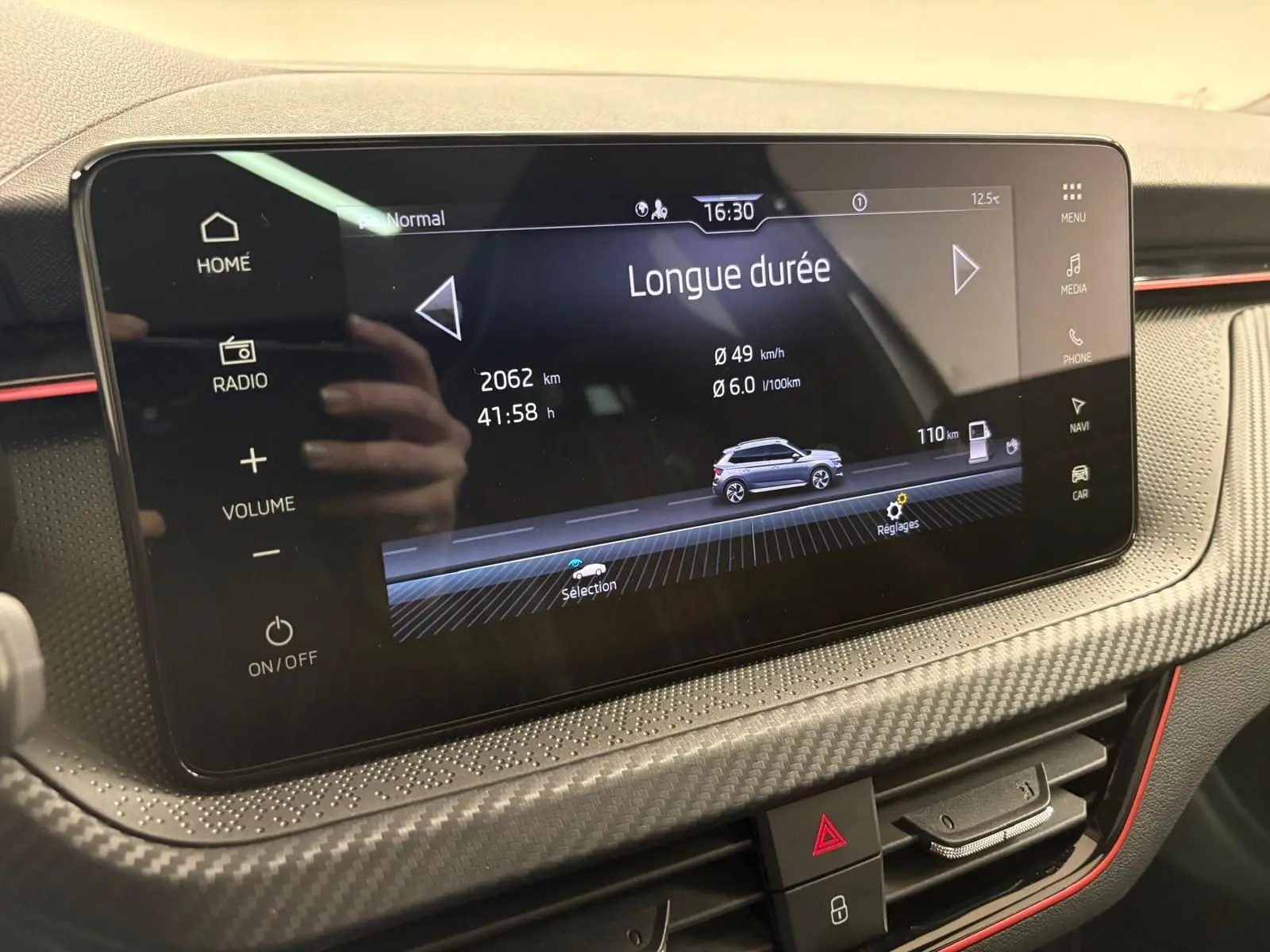 Écran tactile central du Skoda Kamiq 2024 Monte Carlo montrant les données de conduite, avec finition carbone et touches rouges.