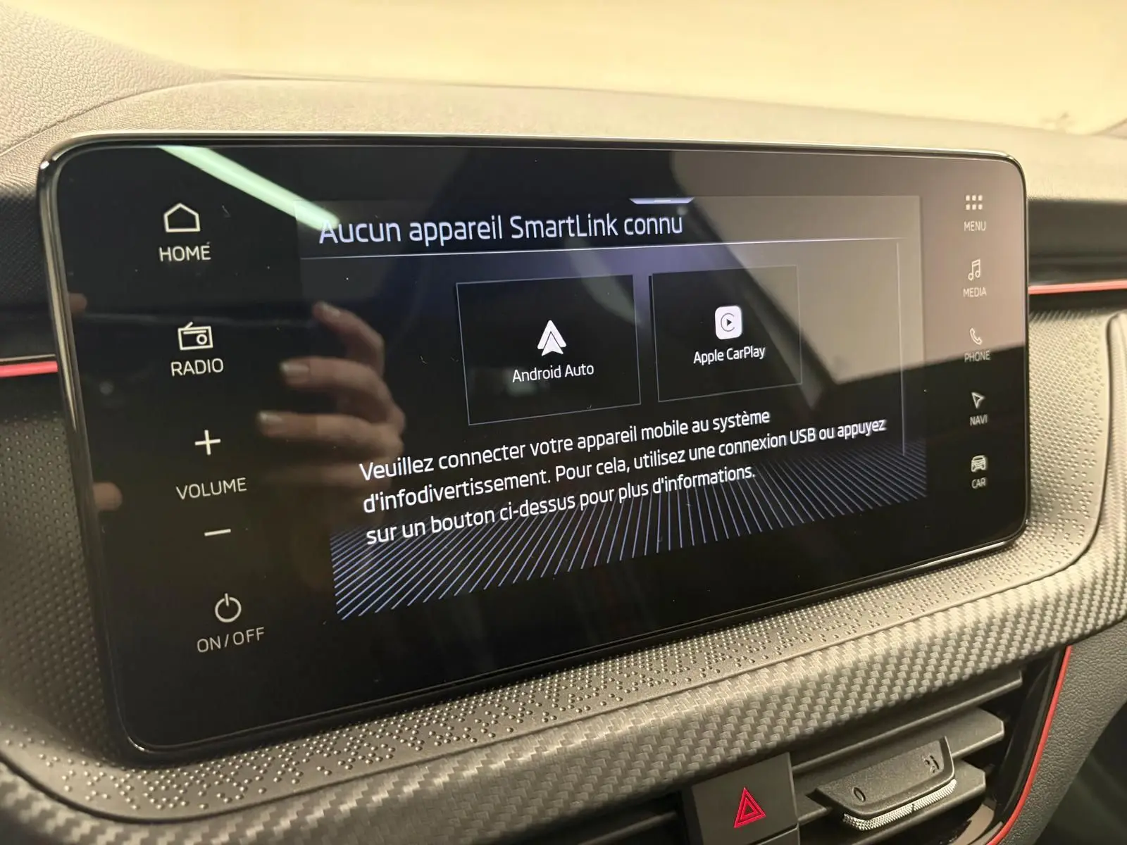 Écran tactile central du Skoda Kamiq Monte Carlo 2024, affichant les options Android Auto et Apple CarPlay.