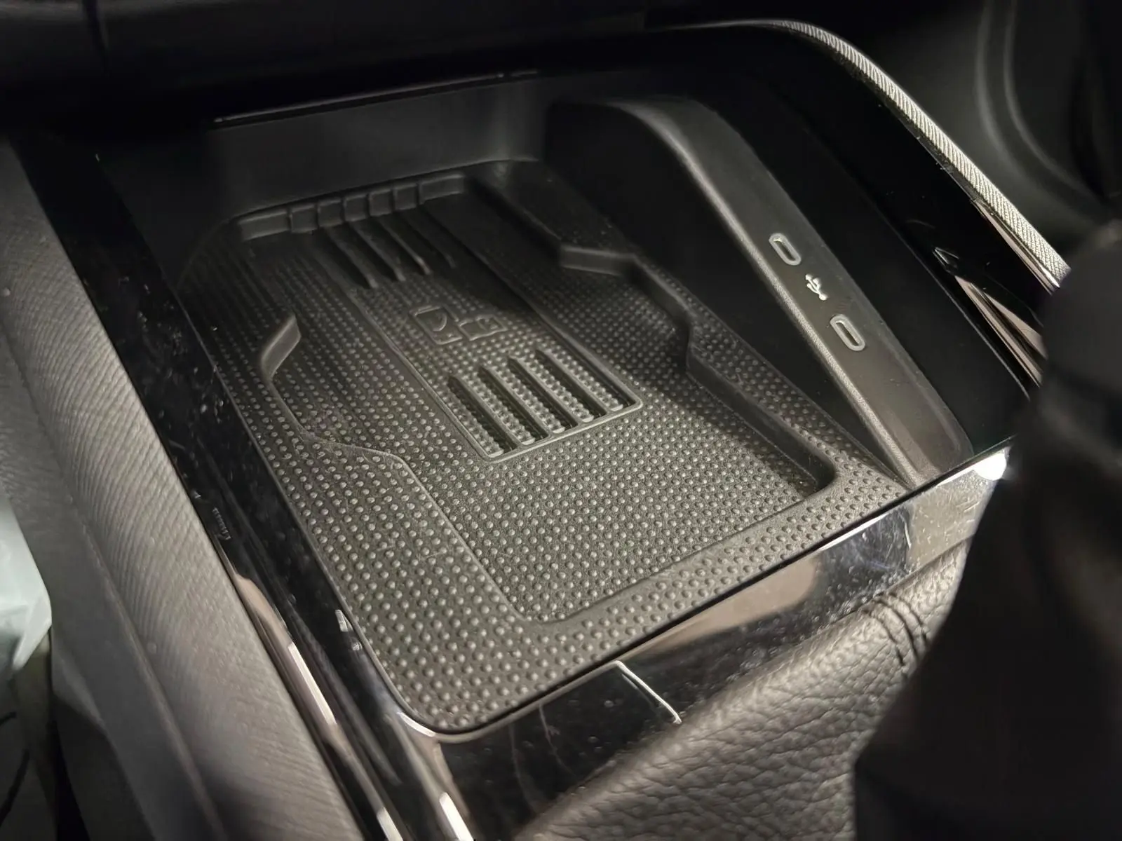 Gros plan sur le chargeur sans fil et ports USB-C du Skoda Kamiq 2024 Monte Carlo en gris graphite.