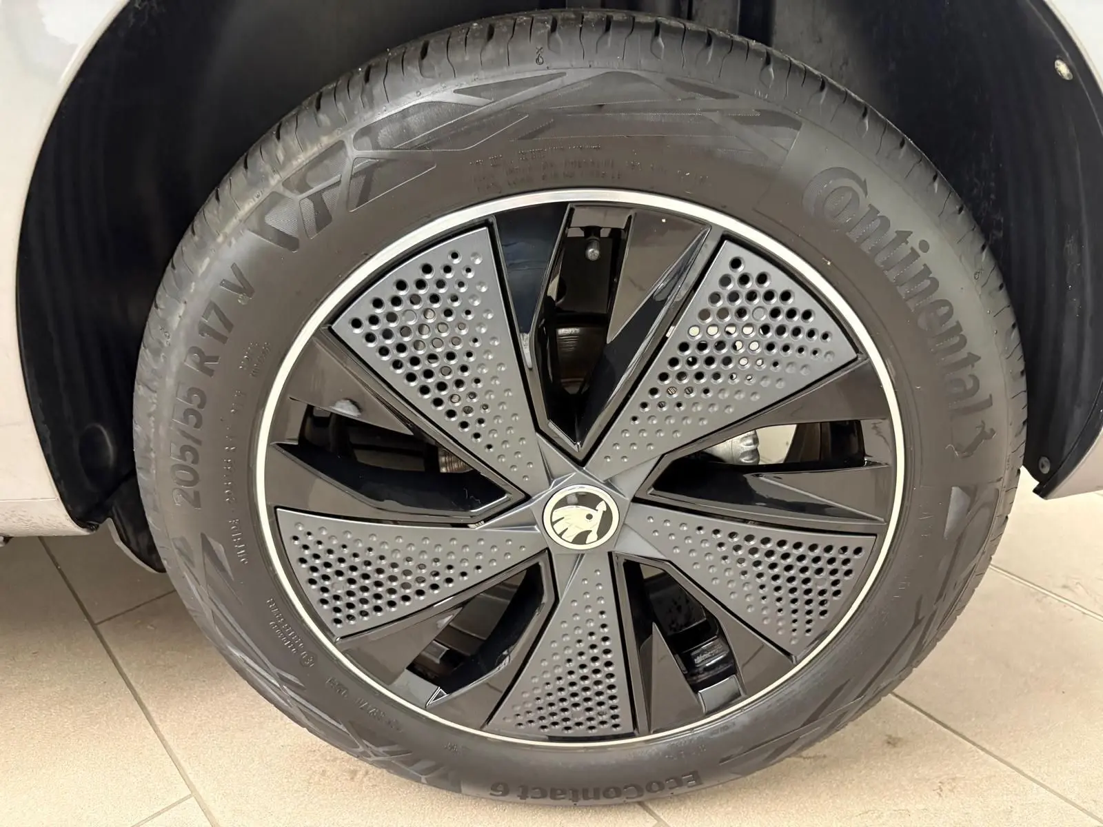 Gros plan sur la roue arrière gauche du Skoda Kamiq gris graphite 2024, version Monte Carlo.