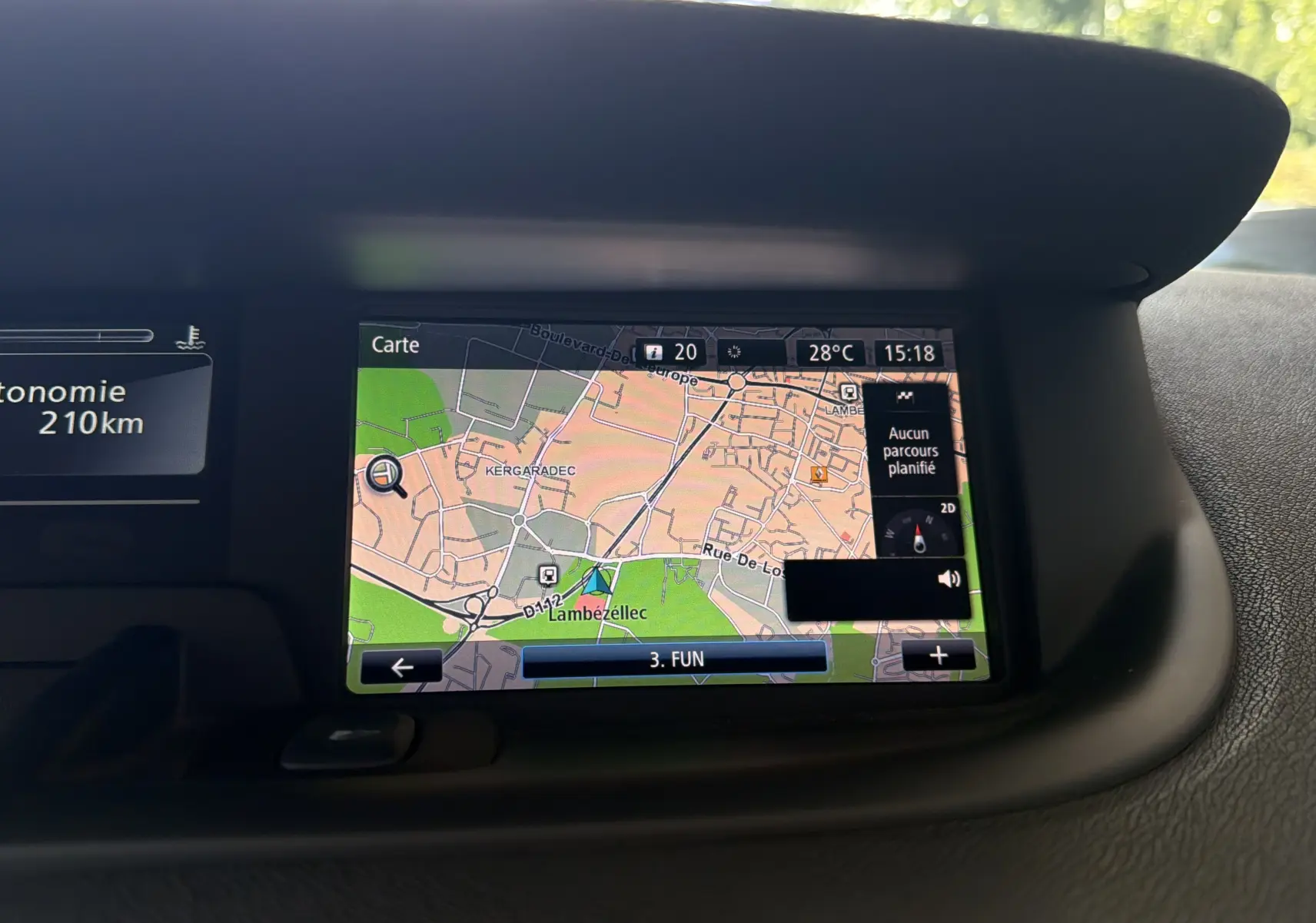 Vue intérieure du tableau de bord du Renault Scenic gris Cassiopée de 2015, avec écran GPS affichant une carte détaillée.