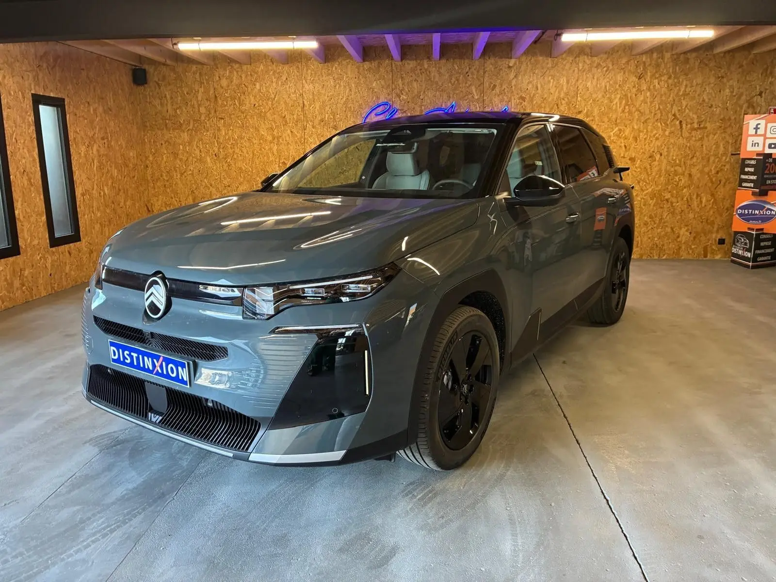 Vue 3/4 avant droite d'une Citroën C5 Aircross 2026 gris métallisé avec jantes noires et calandre distinctive.