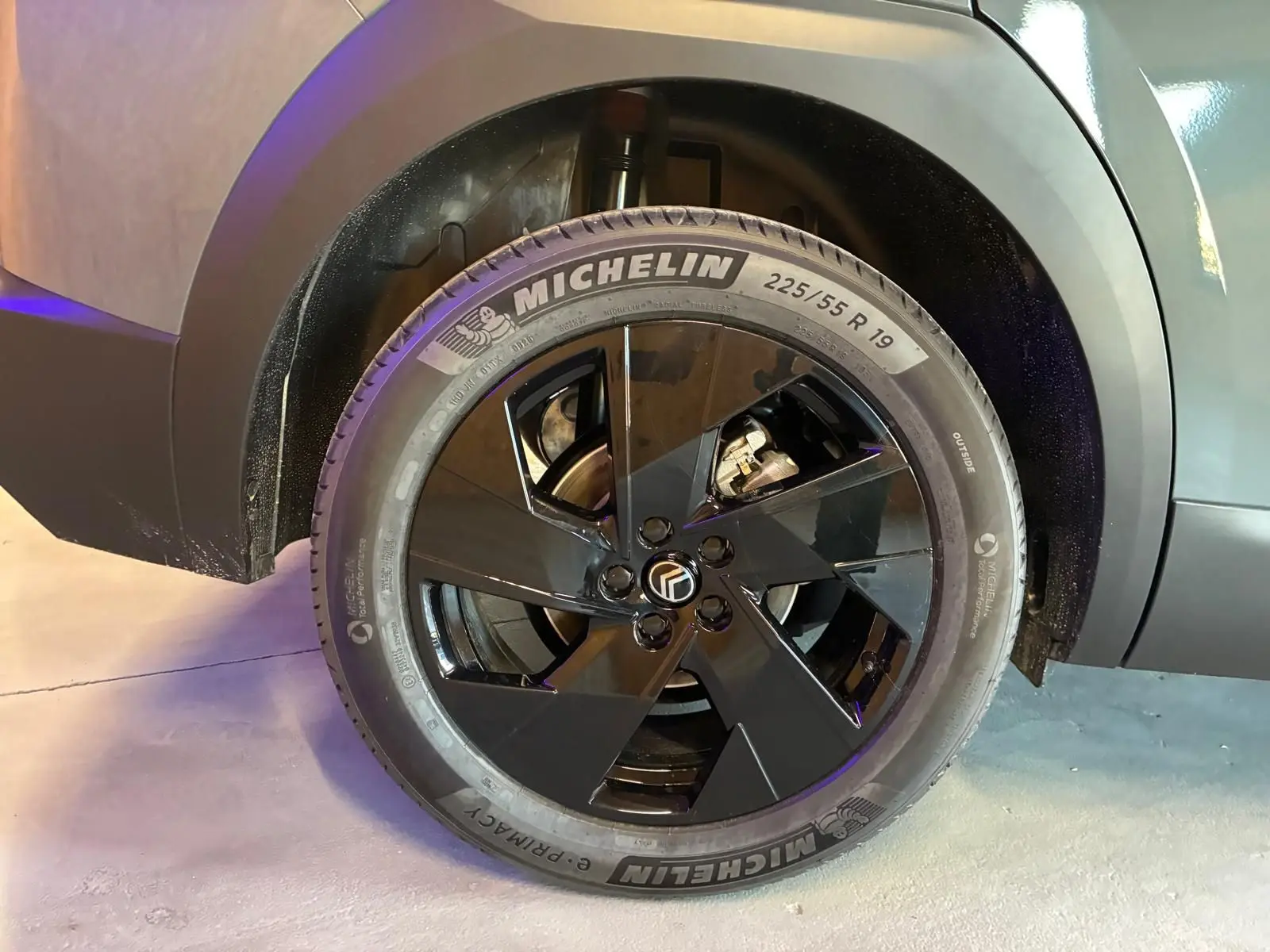 Gros plan sur la roue avant droite du Citroën C5 Aircross vert Astoria, jante noire brillante et pneu Michelin.
