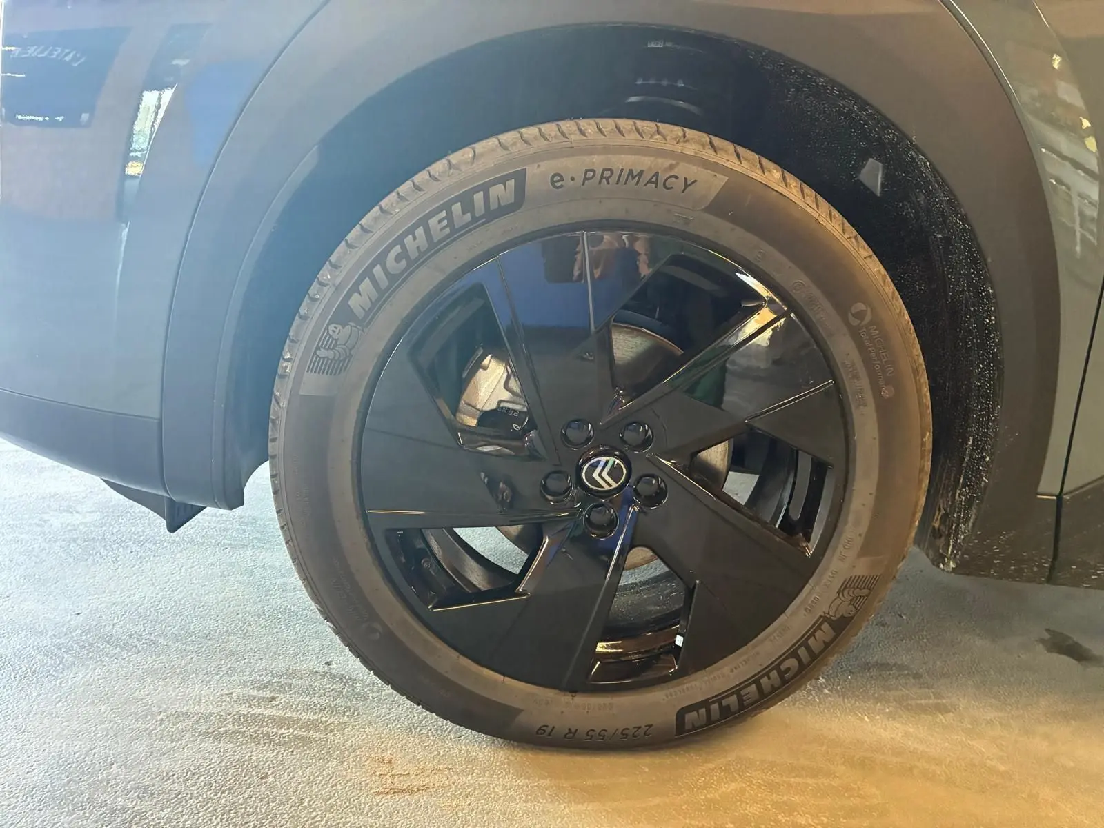 Gros plan sur la roue avant gauche du Citroën C5 Aircross vert Astoria Metal avec jante noire et pneu Michelin e-Primacy.