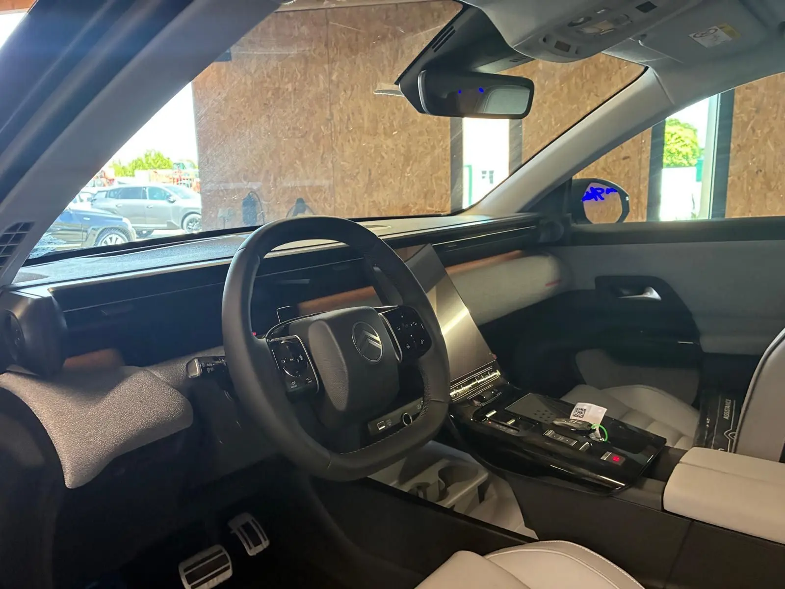 Intérieur du Citroën C5 Aircross 2026 vu côté conducteur, avec tableau de bord moderne et sièges gris clair.