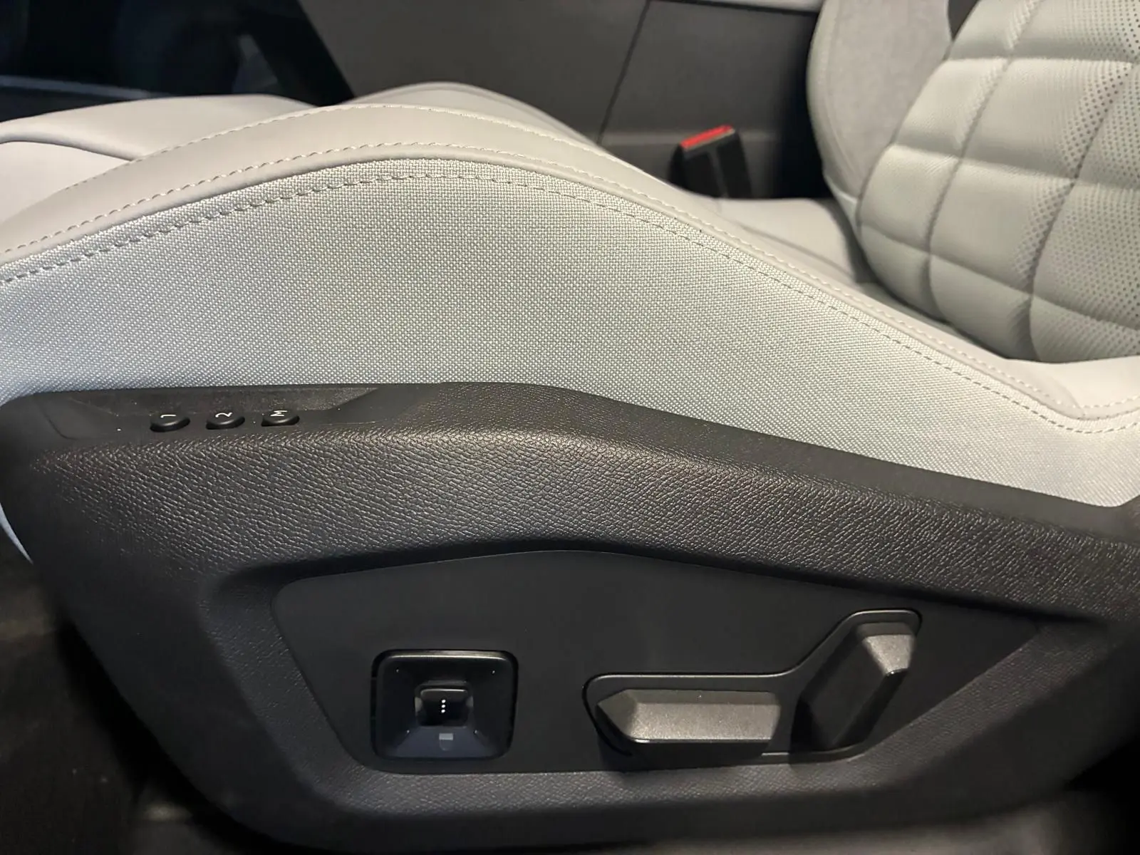 Gros plan sur les commandes de réglage électrique du siège avant gris clair du Citroën C5 Aircross 2026.