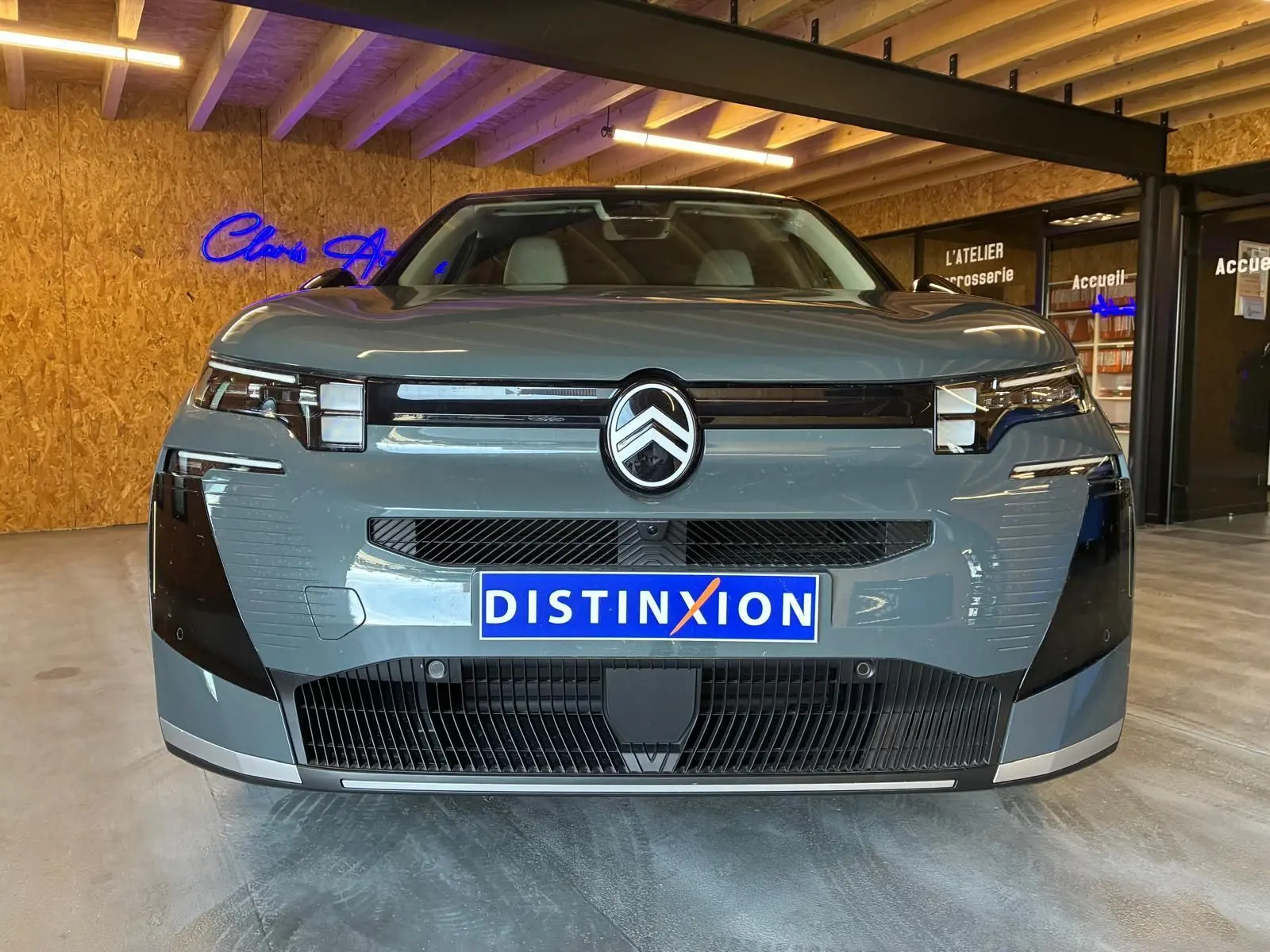 Vue frontale d'une Citroën C5 Aircross 1.2 Hybrid 145 BVA Max en vert Astoria métal, avec calandre noire et logo centré.