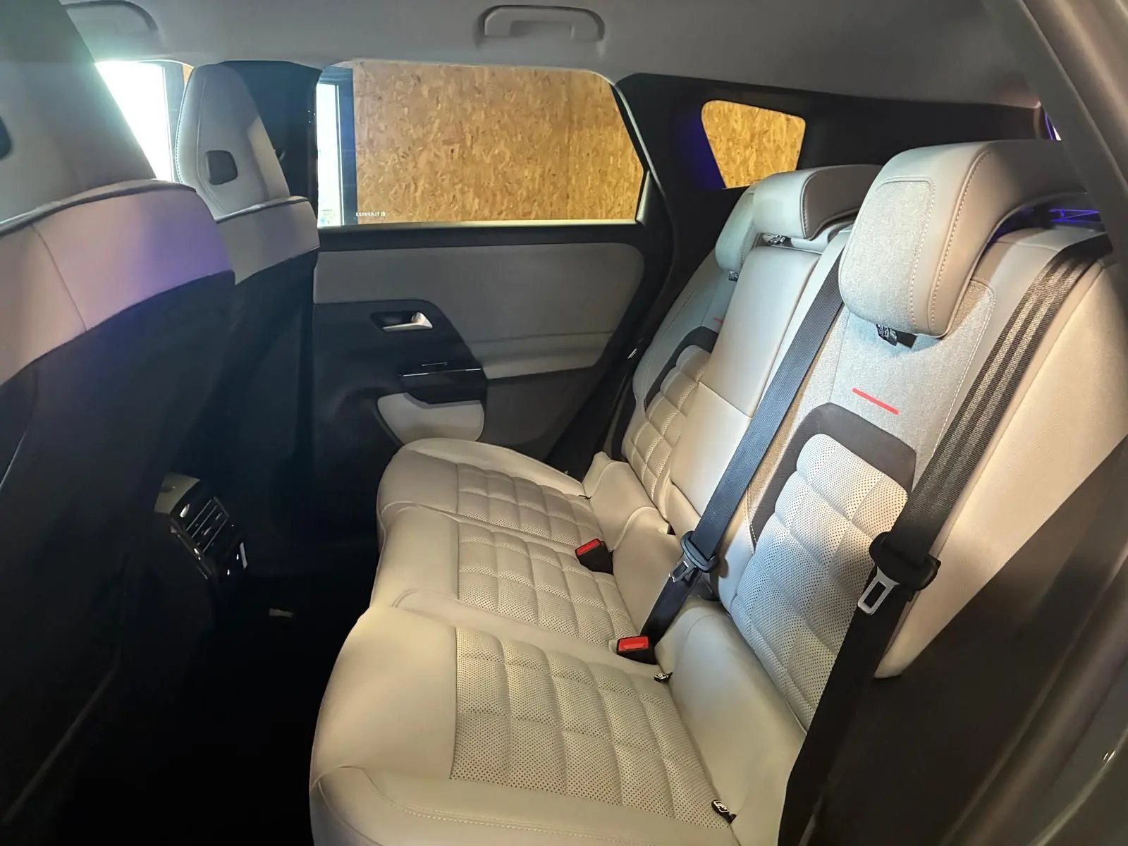 Vue intérieure côté droit des sièges arrière gris clair du Citroën C5 Aircross 2026, avec ceintures et appuie-têtes visibles.
