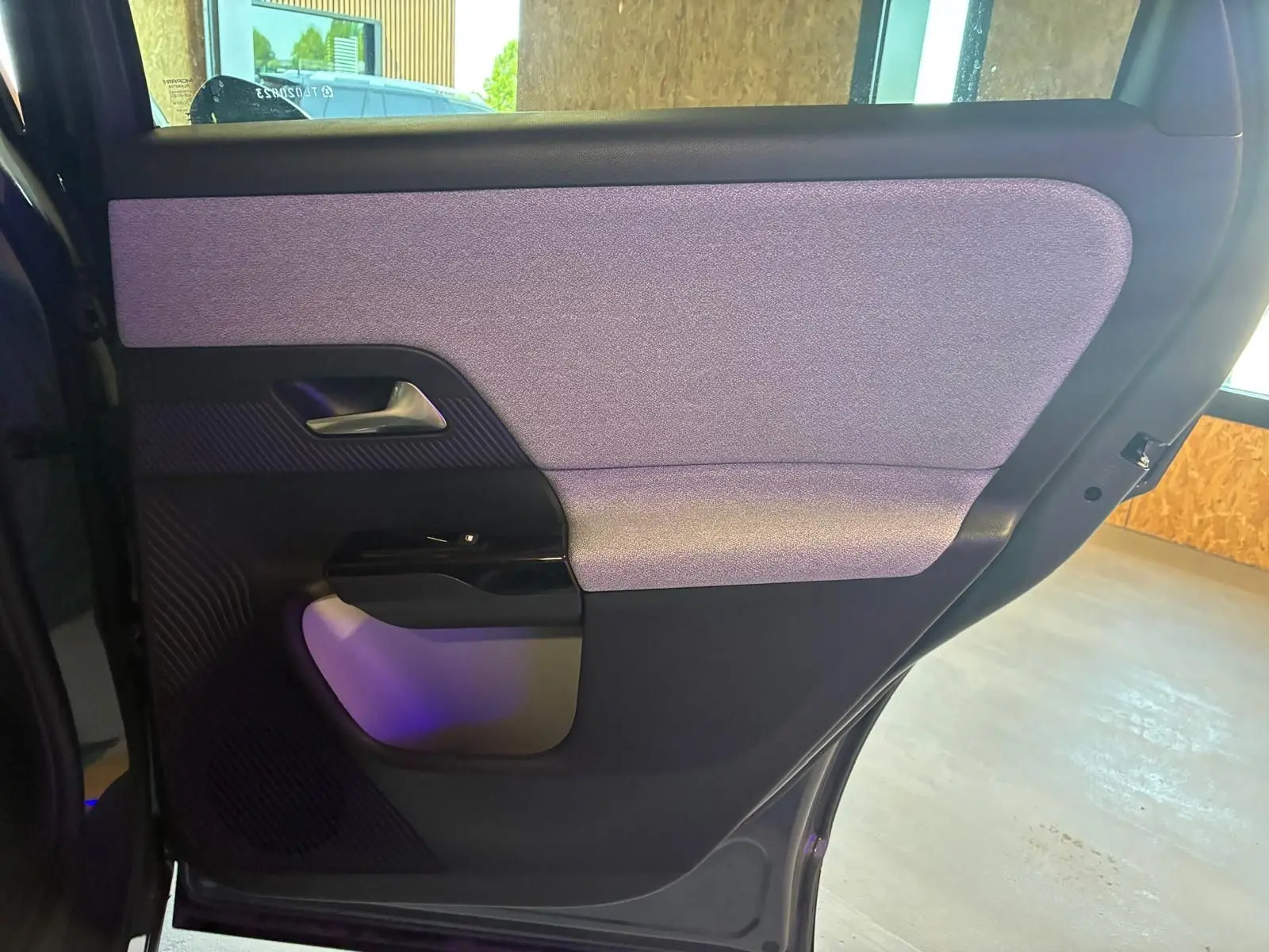 Porte arrière gauche intérieure du Citroën C5 Aircross 2026, tissu gris clair et garnitures noires.