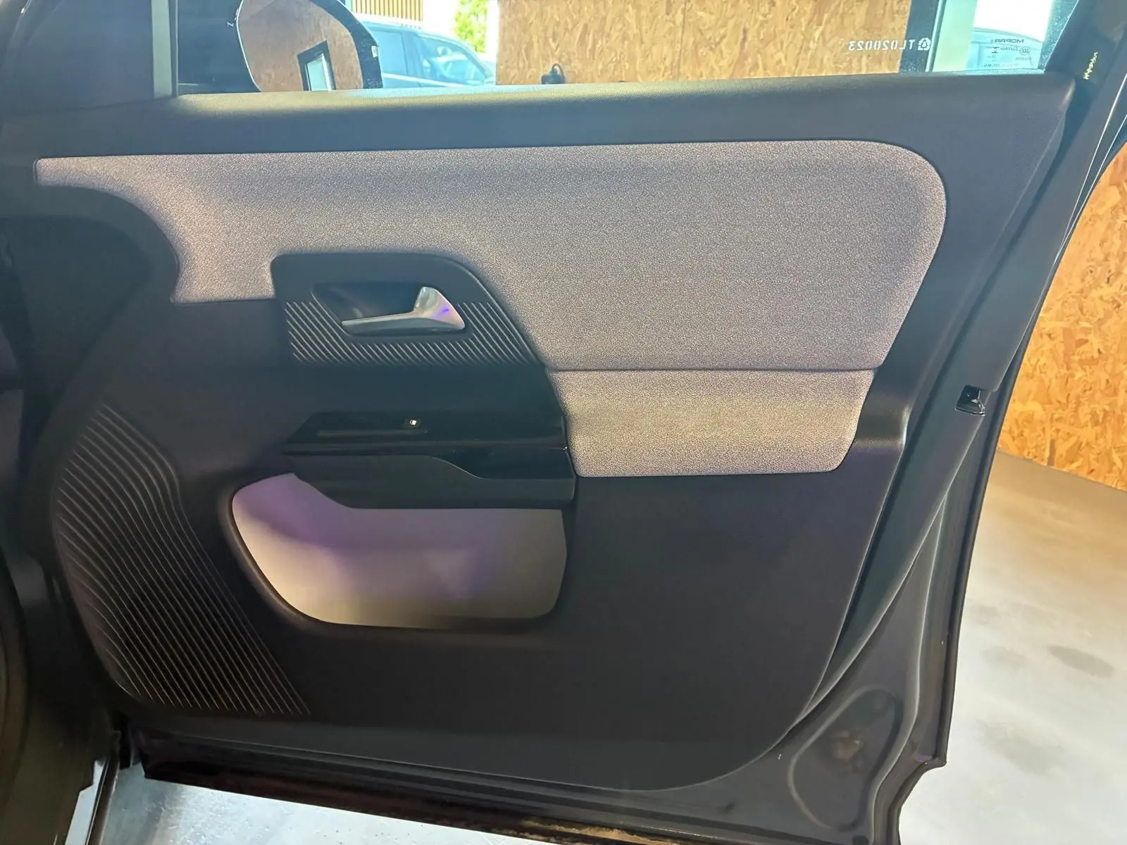 Gros plan sur la porte intérieure côté gauche du Citroën C5 Aircross 2026, avec habillage gris et noir texturé.