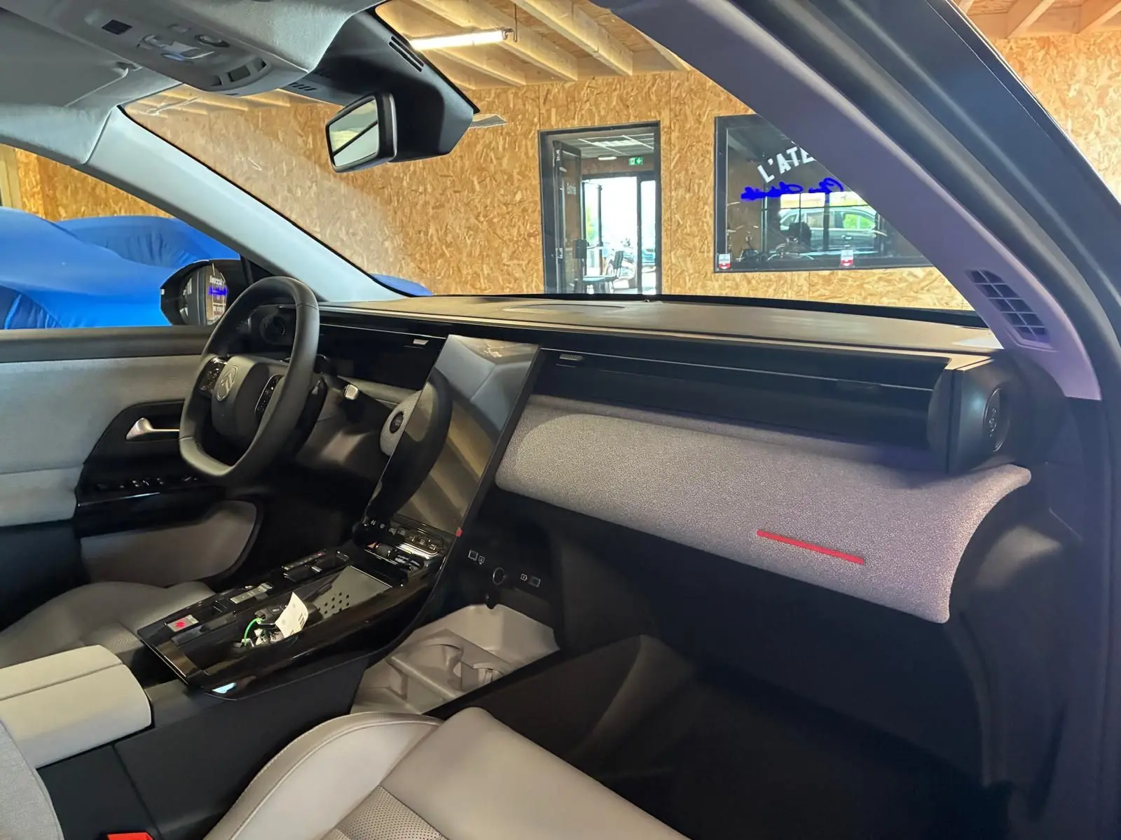 Vue intérieure côté conducteur du Citroën C5 Aircross 2026, tableau de bord gris noir avec écran tactile vertical.