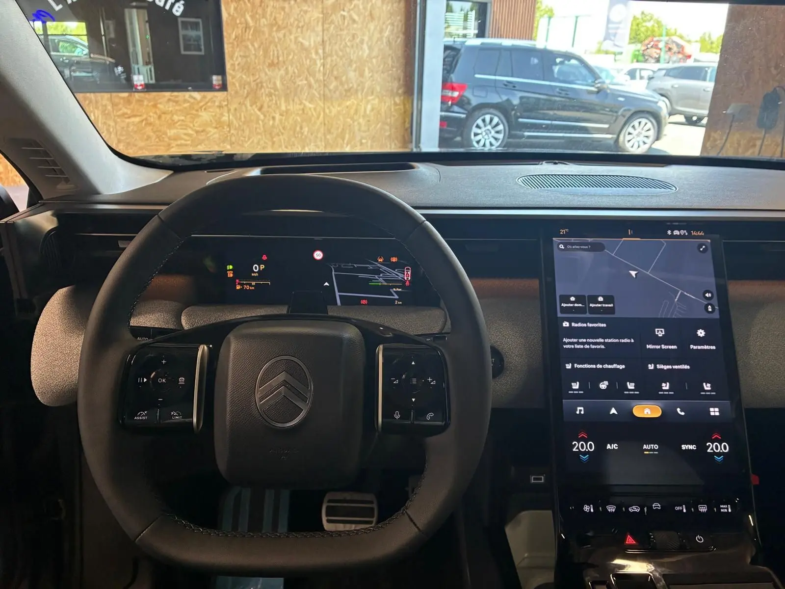 Vue intérieure centrée sur le volant et l’écran tactile vertical du Citroën C5 Aircross 2026, finition hybride.