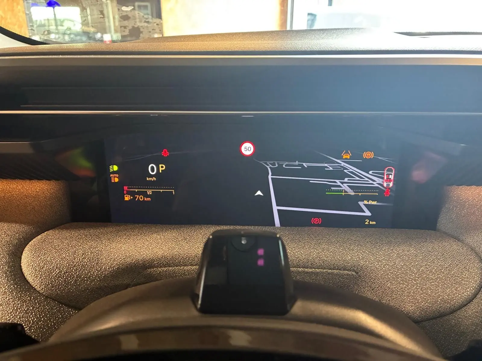 Vue intérieure du tableau de bord numérique du Citroën C5 Aircross 1.2 Hybrid 145 BVA, affichage de navigation et informations de conduite.