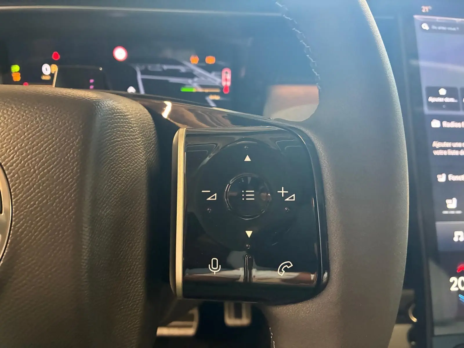 Gros plan sur les commandes tactiles noires à droite du volant du Citroën C5 Aircross 2026, avec écran digital en arrière-plan.