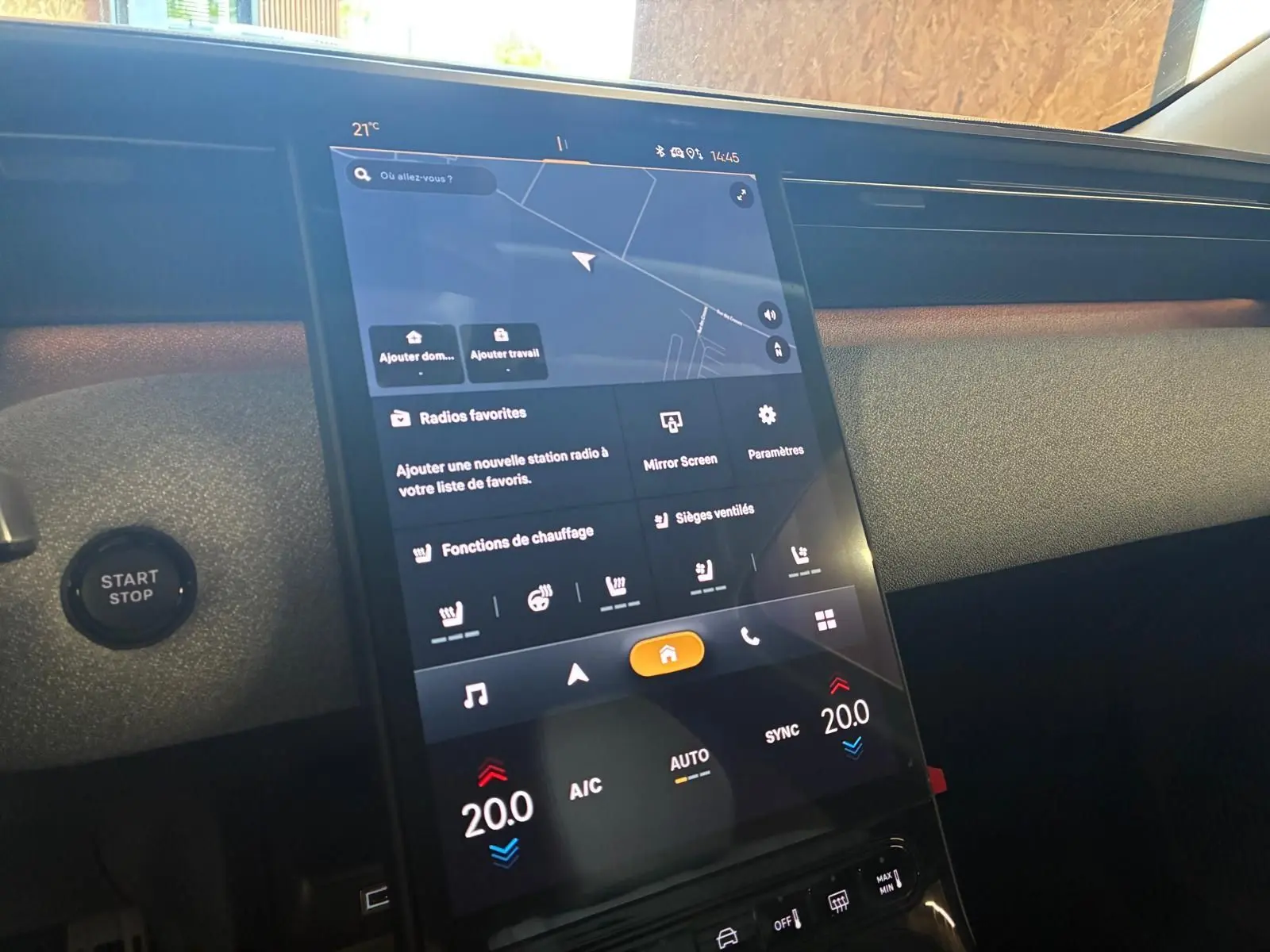 Vue rapprochée de l’écran tactile central du Citroën C5 Aircross 2026, affichant la navigation et les commandes de climatisation.