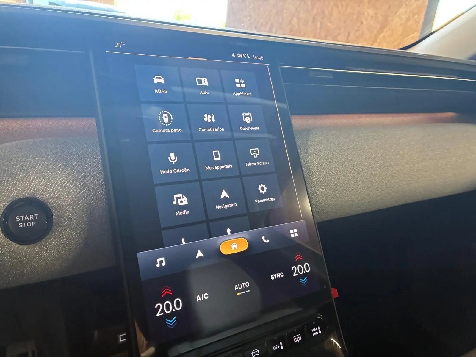 Intérieur du Citroën C5 Aircross 2026, vue rapprochée de l’écran tactile central et bouton Start/Stop, ambiance gris clair.