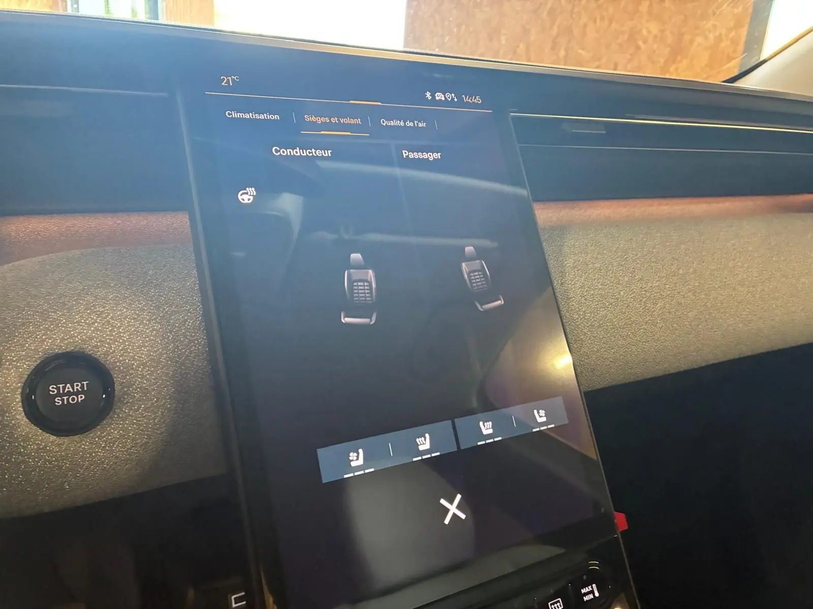 Vue rapprochée de l'écran tactile central du Citroën C5 Aircross 2026, affichant les réglages des sièges chauffants.