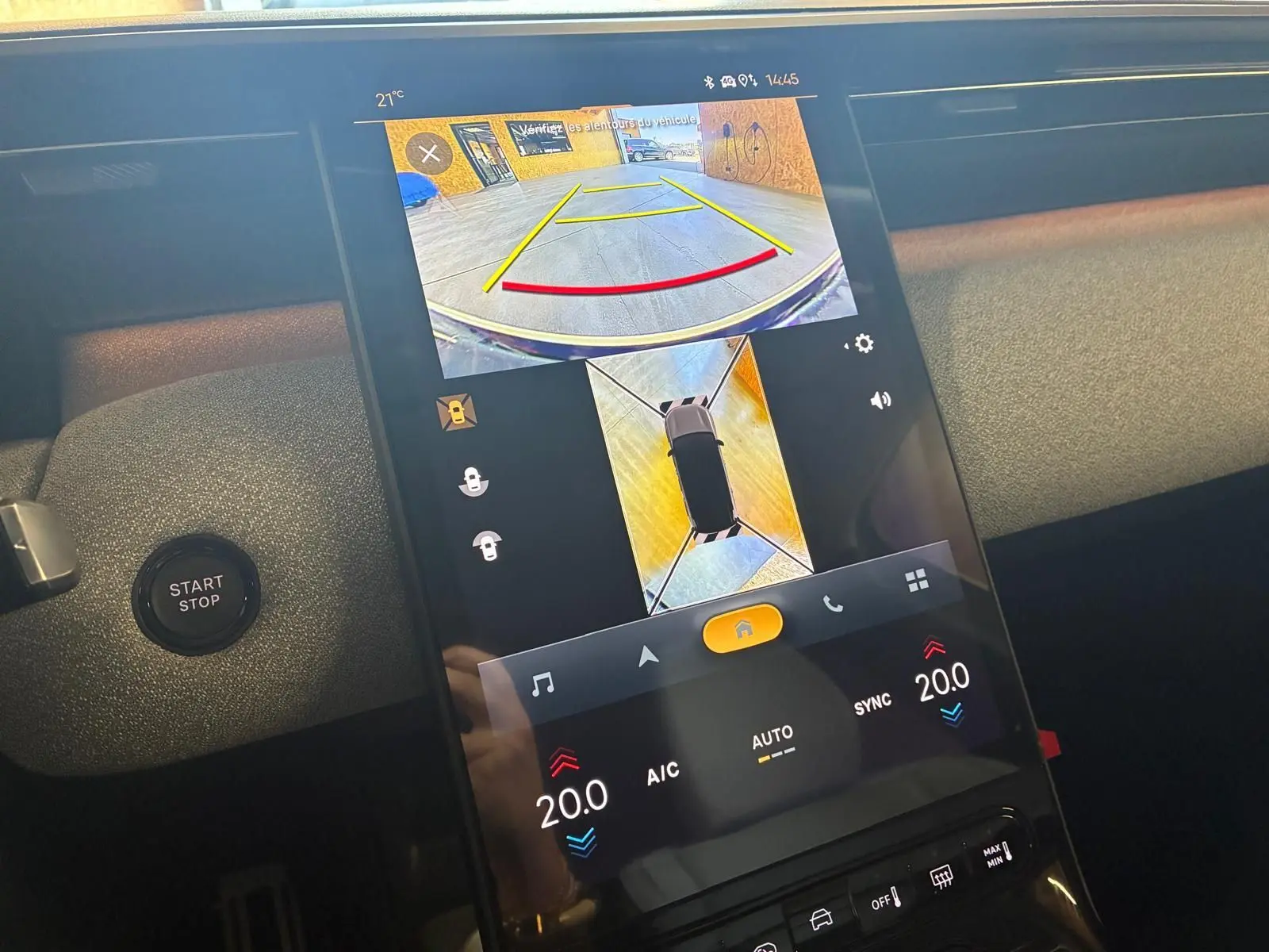 Vue rapprochée de l’écran tactile central du Citroën C5 Aircross 2026, affichant la caméra de recul et la climatisation.