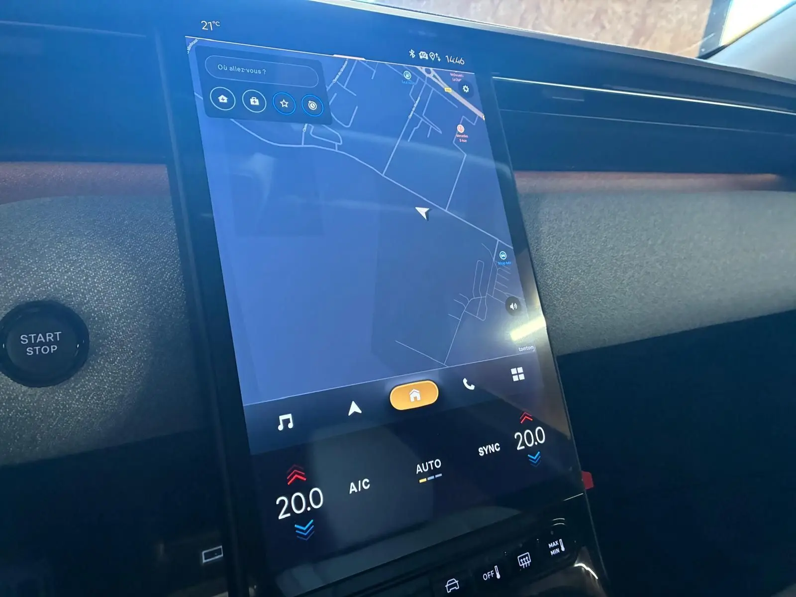Vue rapprochée de l’écran tactile central du Citroën C5 Aircross 1.2 Hybrid 145 BVA Max avec affichage GPS et commandes climatisation.