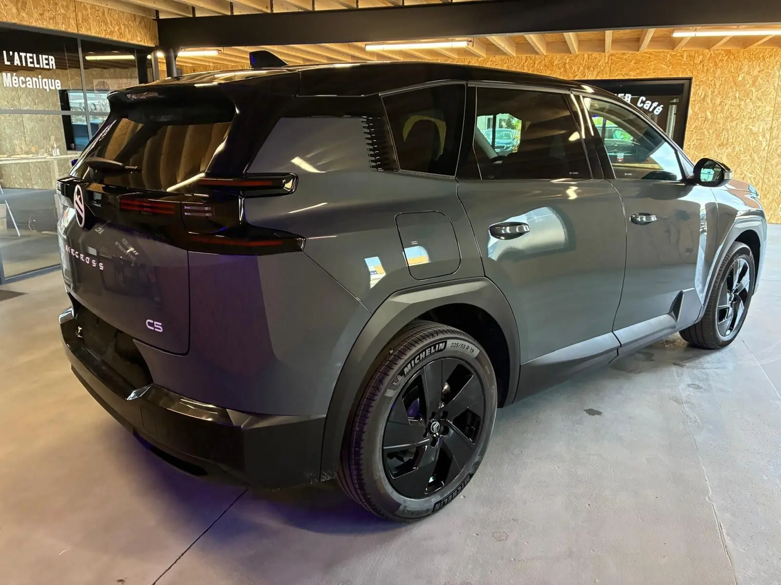 Vue 3/4 arrière droite du Citroën C5 Aircross 2026 vert Astoria métallisé avec jantes noires et toit noir.