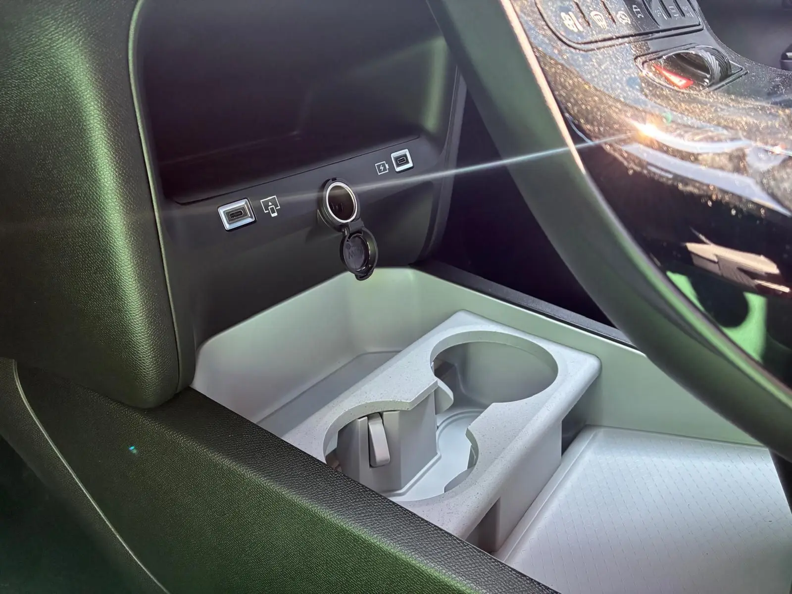 Gros plan sur la console centrale du Citroën C5 Aircross 2026, montrant les ports USB et porte-gobelets gris clair.