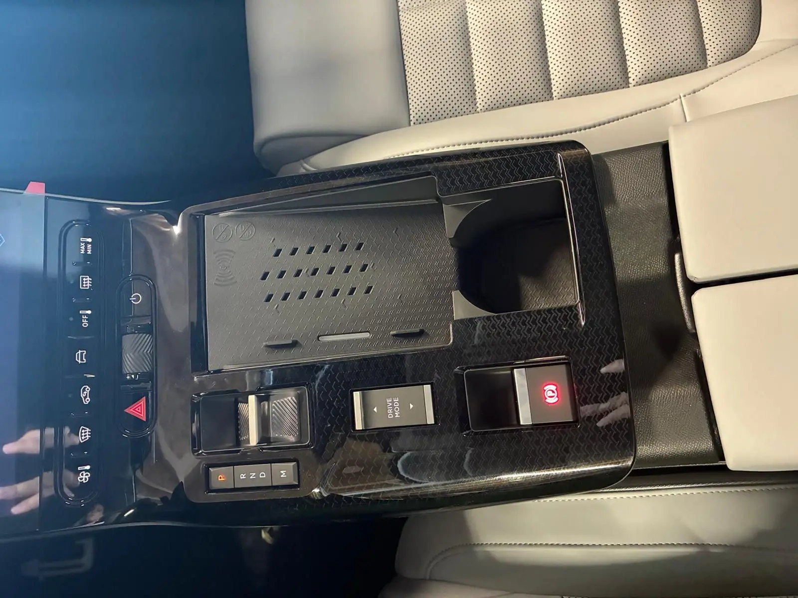 Vue rapprochée de la console centrale du Citroën C5 Aircross 2026, finition noir brillant avec commandes et accoudoir beige.