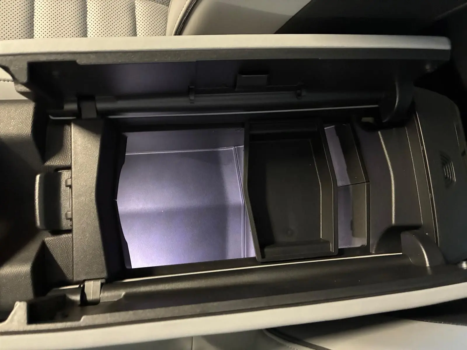 Vue rapprochée de l'intérieur du compartiment de rangement central du Citroën C5 Aircross 2026, finition gris noir.