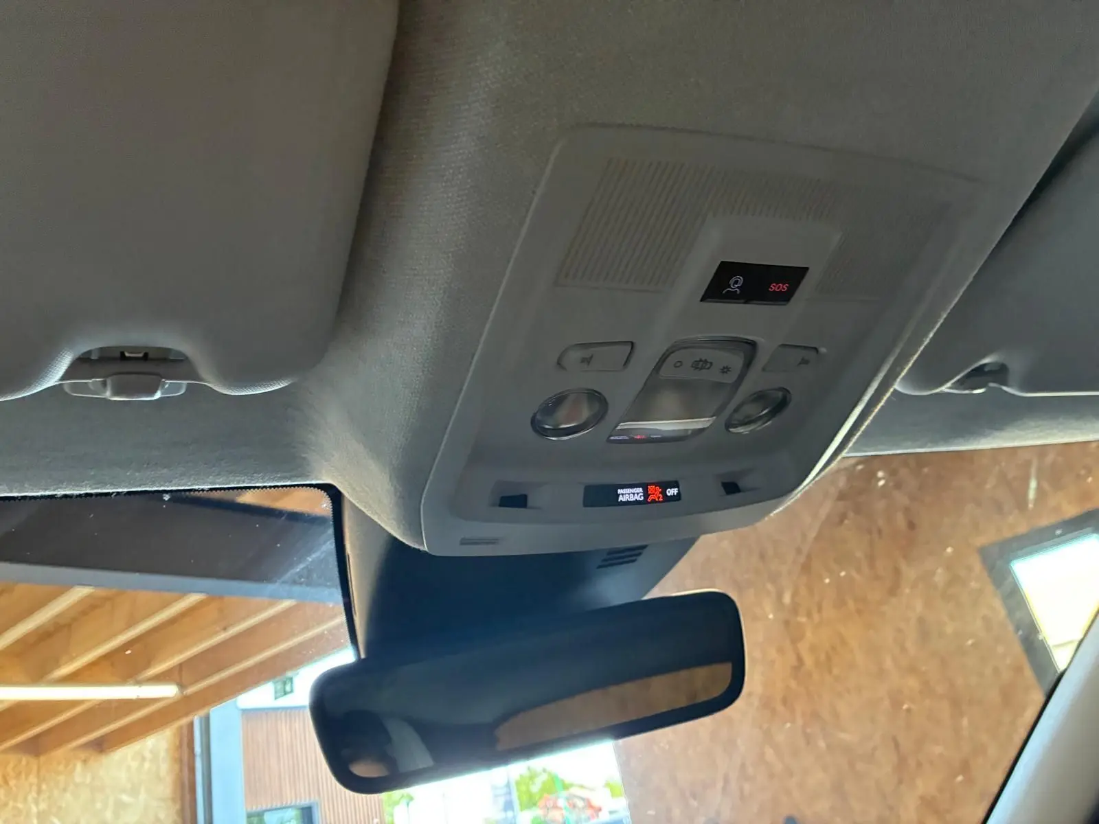 Vue intérieure en plongée sur le plafonnier et le rétroviseur d’un Citroën C5 Aircross 2026 vert Astoria Metal.