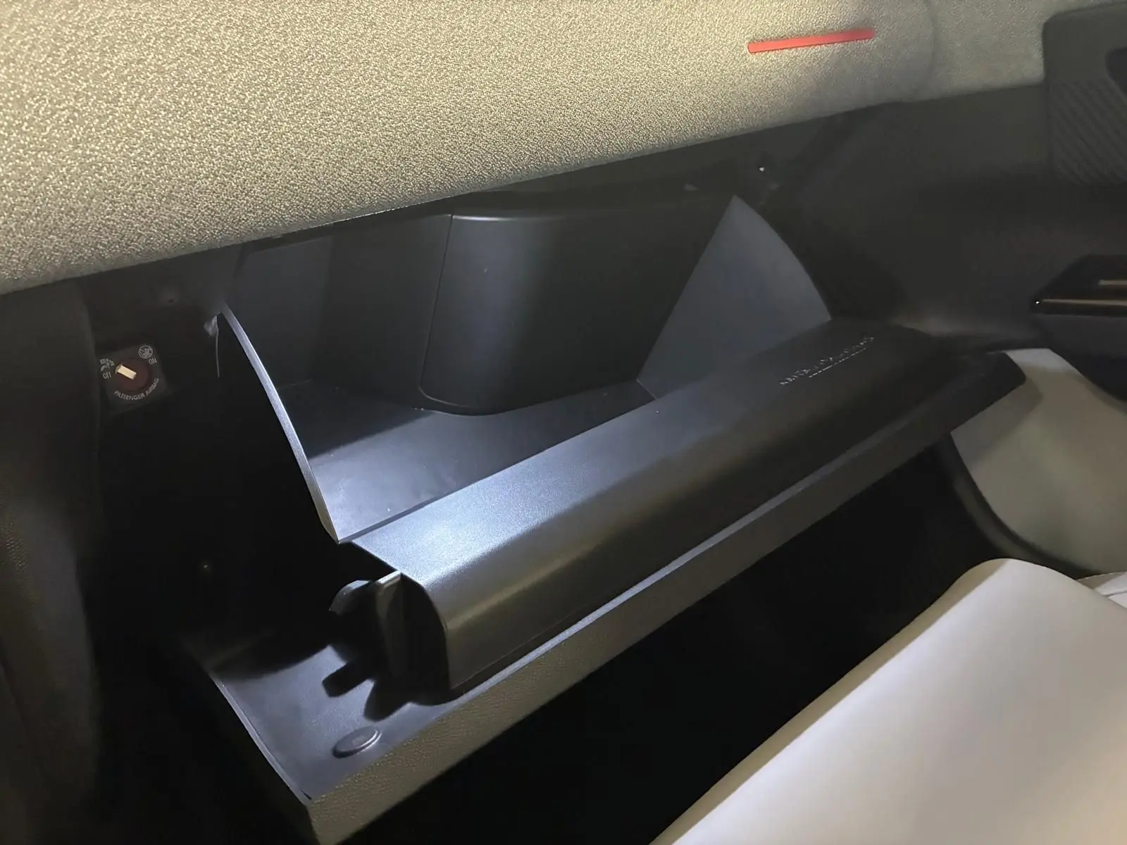 Gant de rangement ouvert côté passager du Citroën C5 Aircross 1.2 Hybrid 145 BVA Max, intérieur gris et beige.