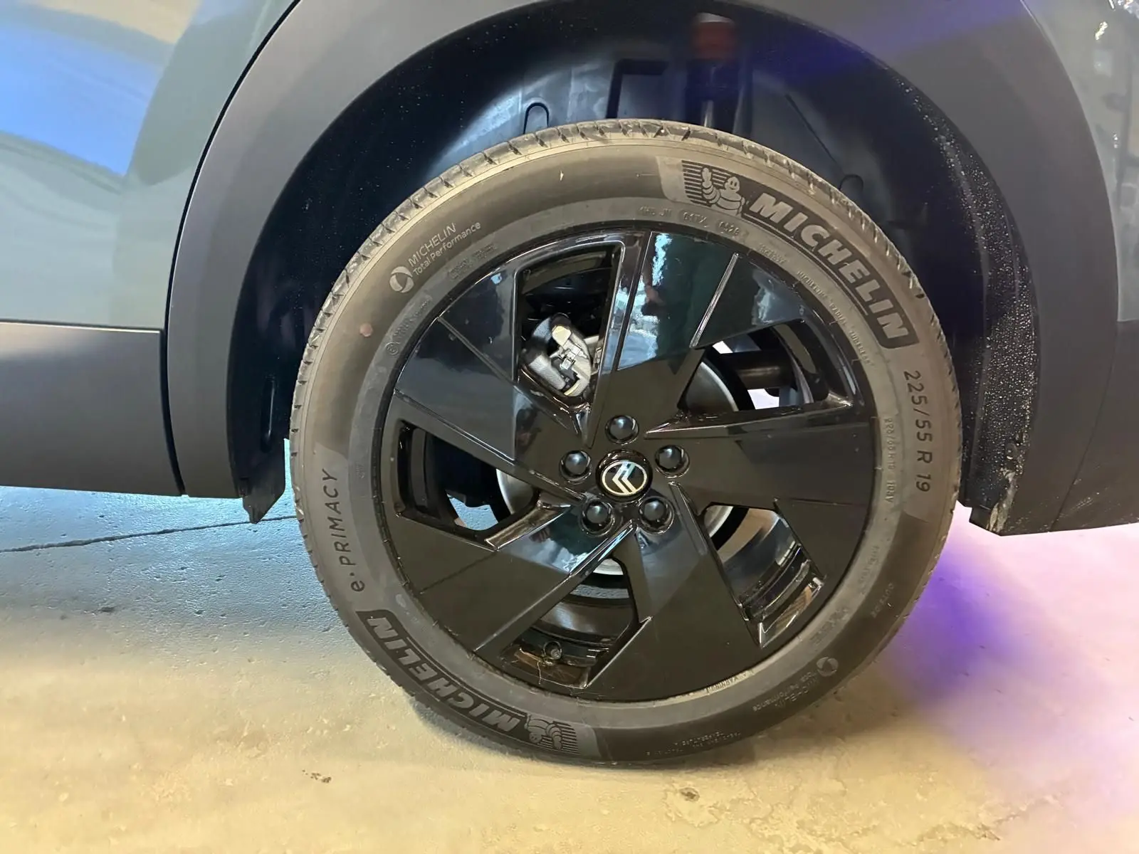 Gros plan sur la roue arrière droite du Citroën C5 Aircross 1.2 Hybrid 145 BVA Max vert Astoria, jante noire brillante 19 pouces.