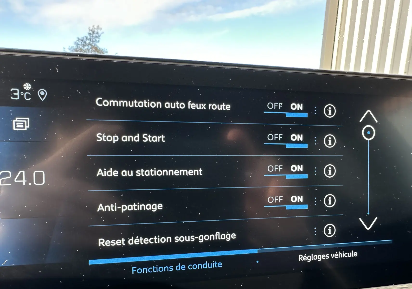 Écran tactile intérieur du Peugeot 3008 2024 montrant les réglages d'aides à la conduite activés.